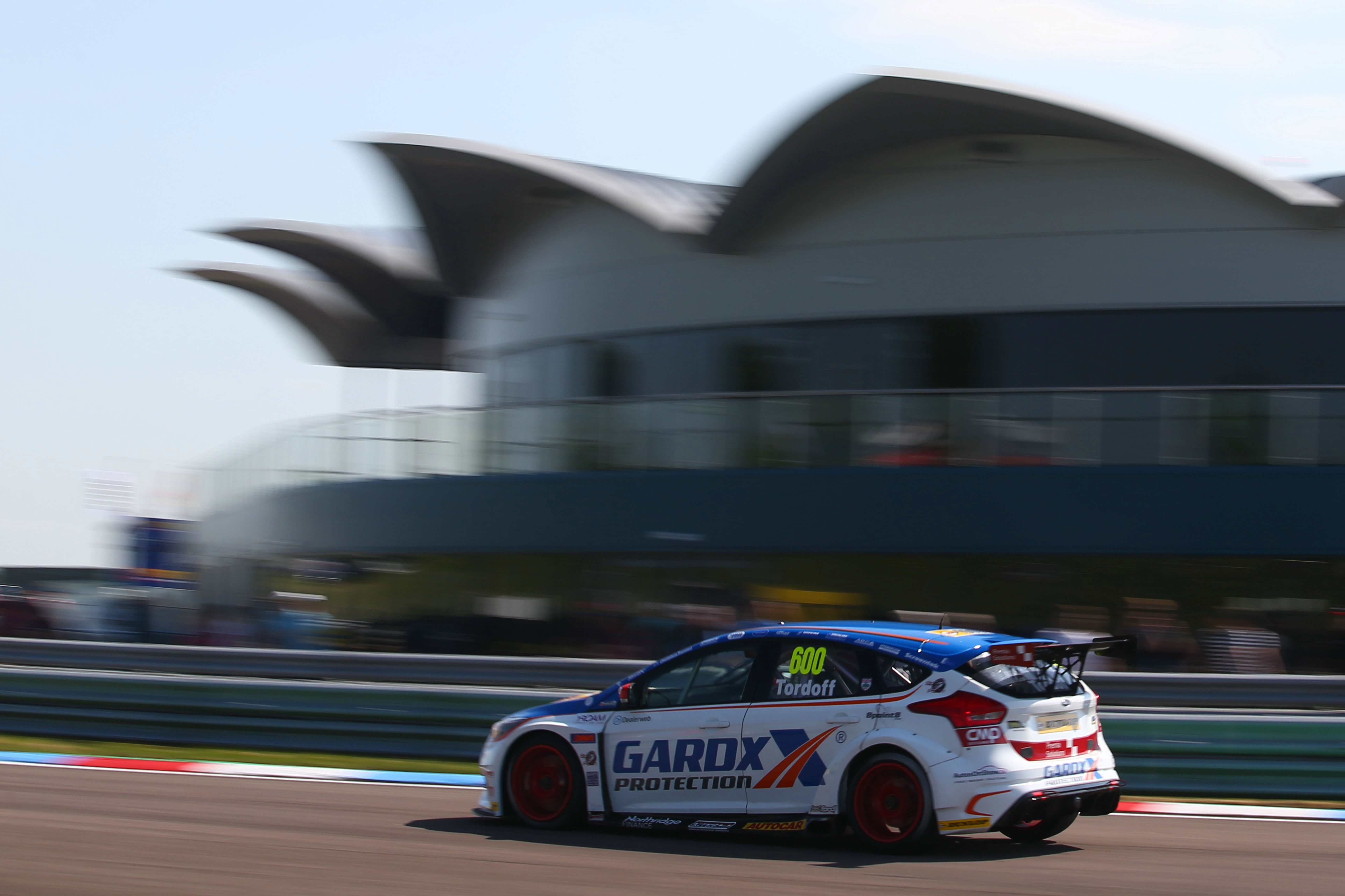 赛道之畔的炫酷“汽车秀”丨Chapman Partnership Architects-21