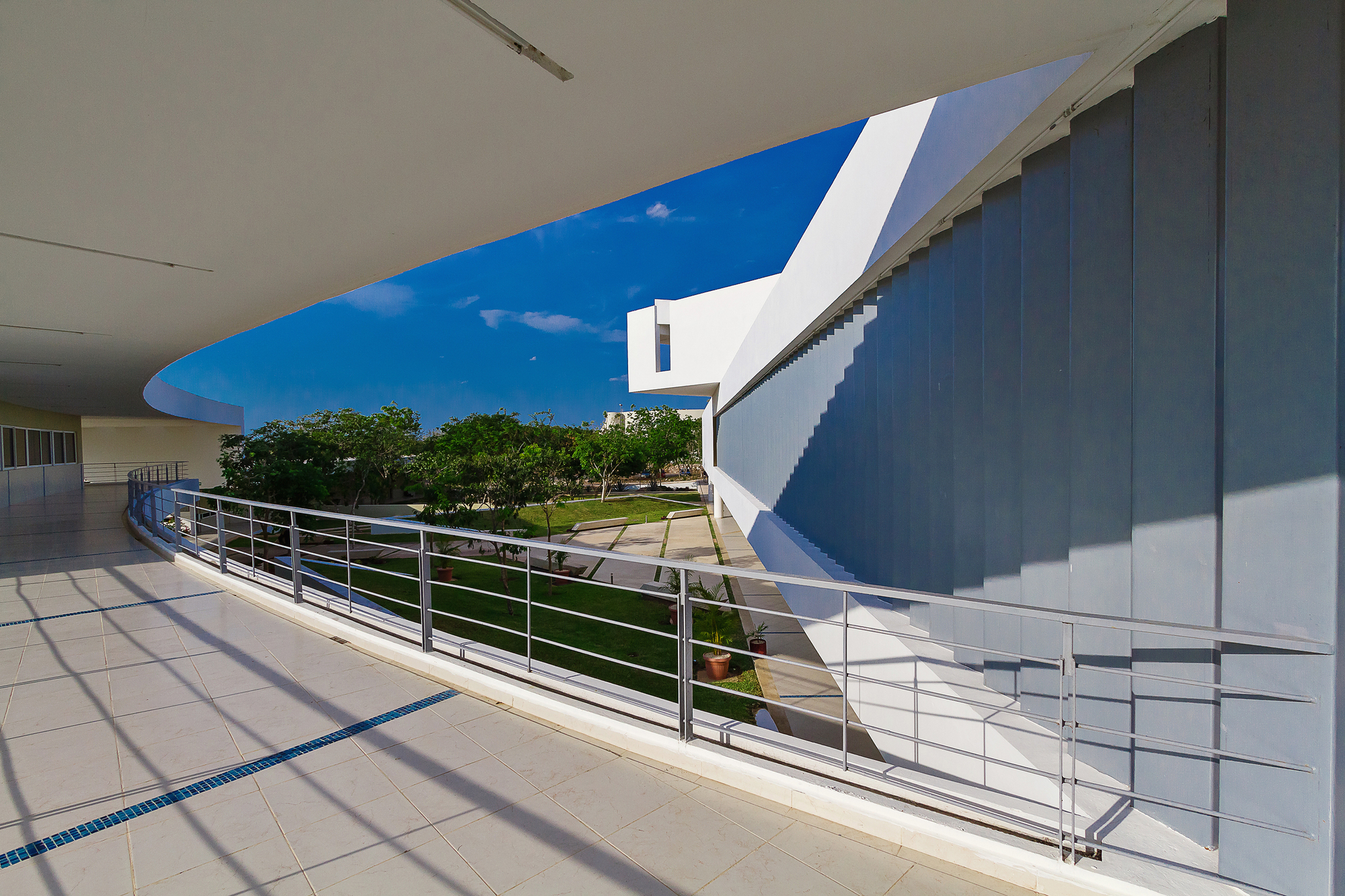 墨西哥尤卡坦自治大学教育建筑——绿色校园中的曲线魅力-13