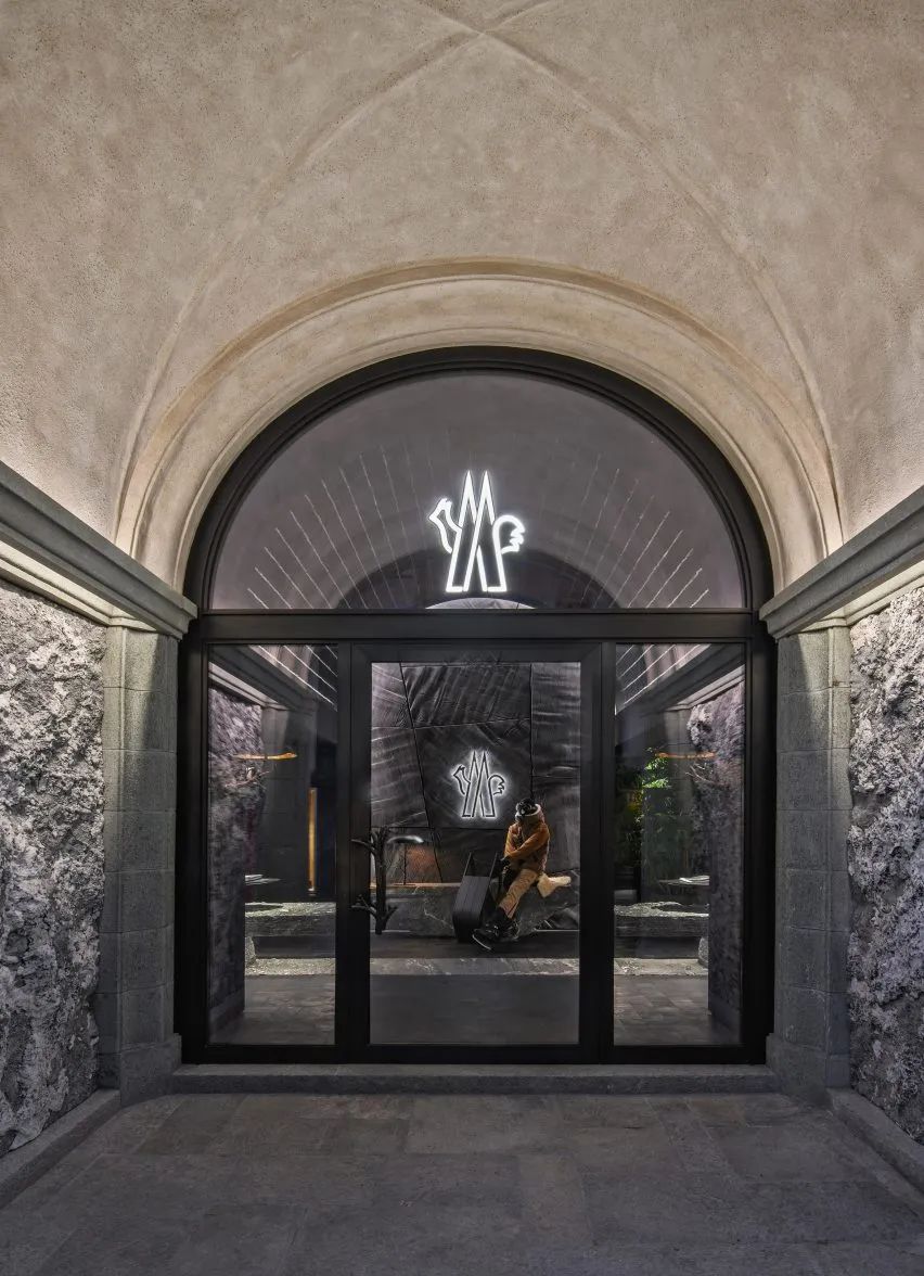 Moncler Grenoble 全新阿尔卑斯山上的旗舰店丨瑞士丨Küchel Architects-2