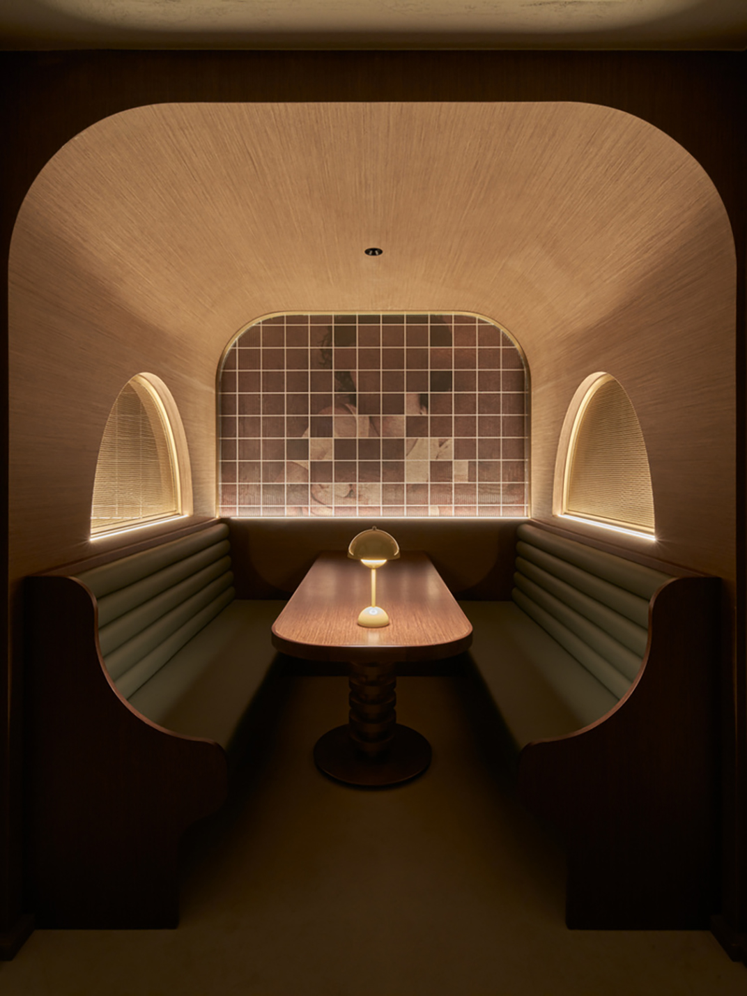 酒店里的酒吧餐厅the green door,香港 Designed by designeightfivetwo - 酒吧餐厅 - 餐厅LOGO-VI空间设计-全球餐饮研究所-0