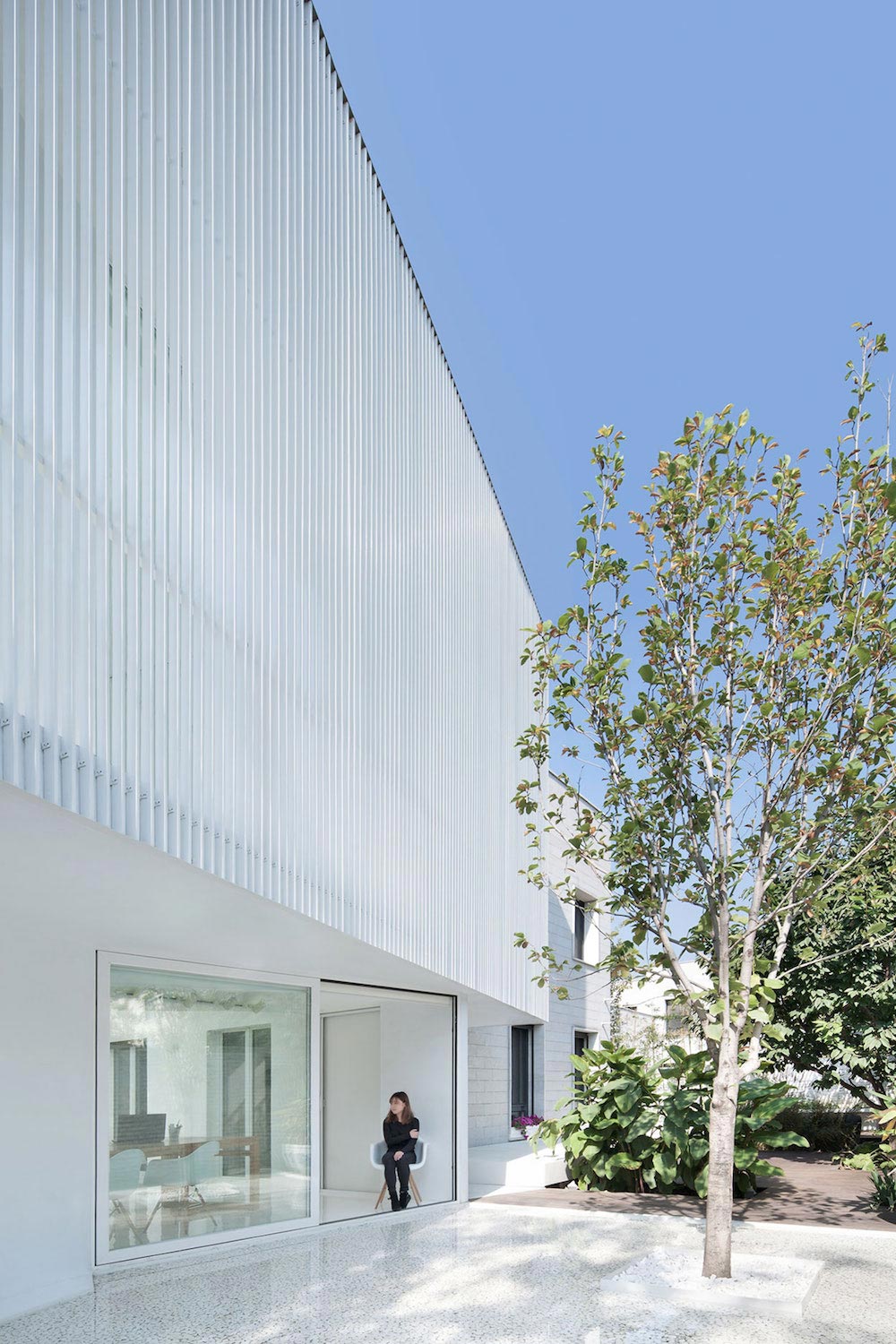 北京顺义纯白两层别墅 | 混合工作室的室内设计杰作-4