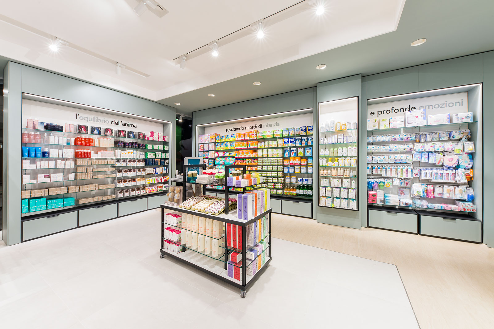 意大利"FARMACIA FARES"药店空间设计-12