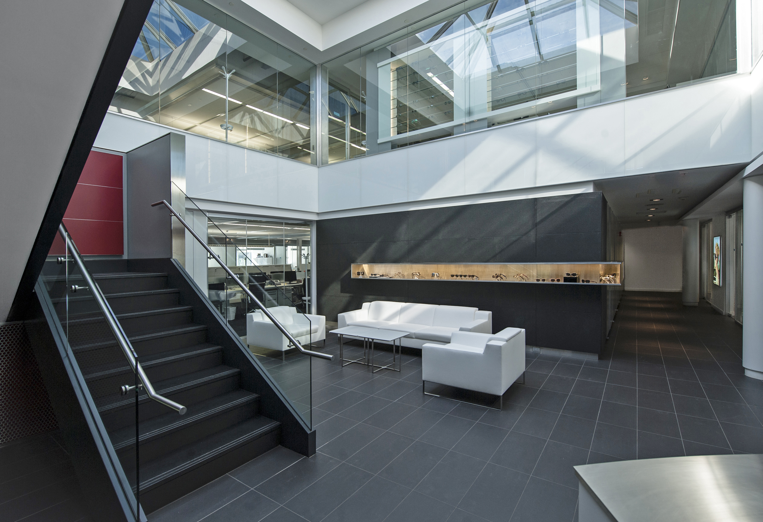 摩登 Luxottica 集团办公室 | 红白灰演绎高效工作环境-17