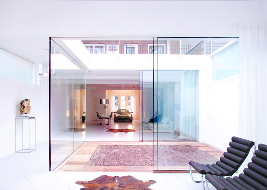 10 buildings that use classic cars to improve their image-31