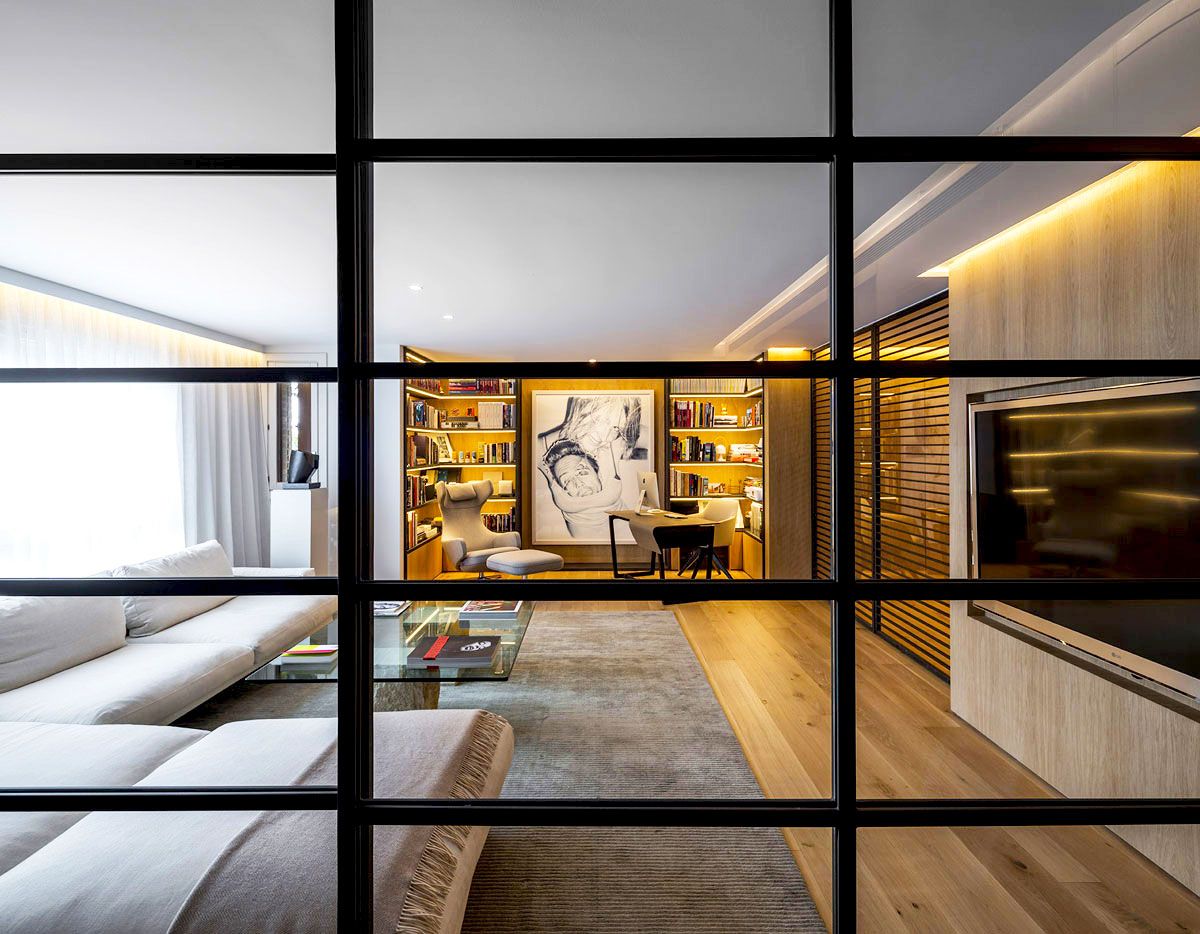 我认为 I HOUSE 可能并不是一个符合常规语义逻辑的表达如果 I  是品牌名首字母、个人名开头字母 、或者某个机构名称的缩略等，那么可以保留  I  不用翻译，直接翻译为  I 酒店，因为  house  常见释义中有 住宅；房子；（有特定用途的）建筑物 等意思，在一些语境中也可指代酒店、民宿这类供人居住的场所

如果这并非你想要的结果，由于这个短语表意不明确，难以准确判断其确切含义，请你提供更多的背景信息或语境 丨SpainMadrid-17