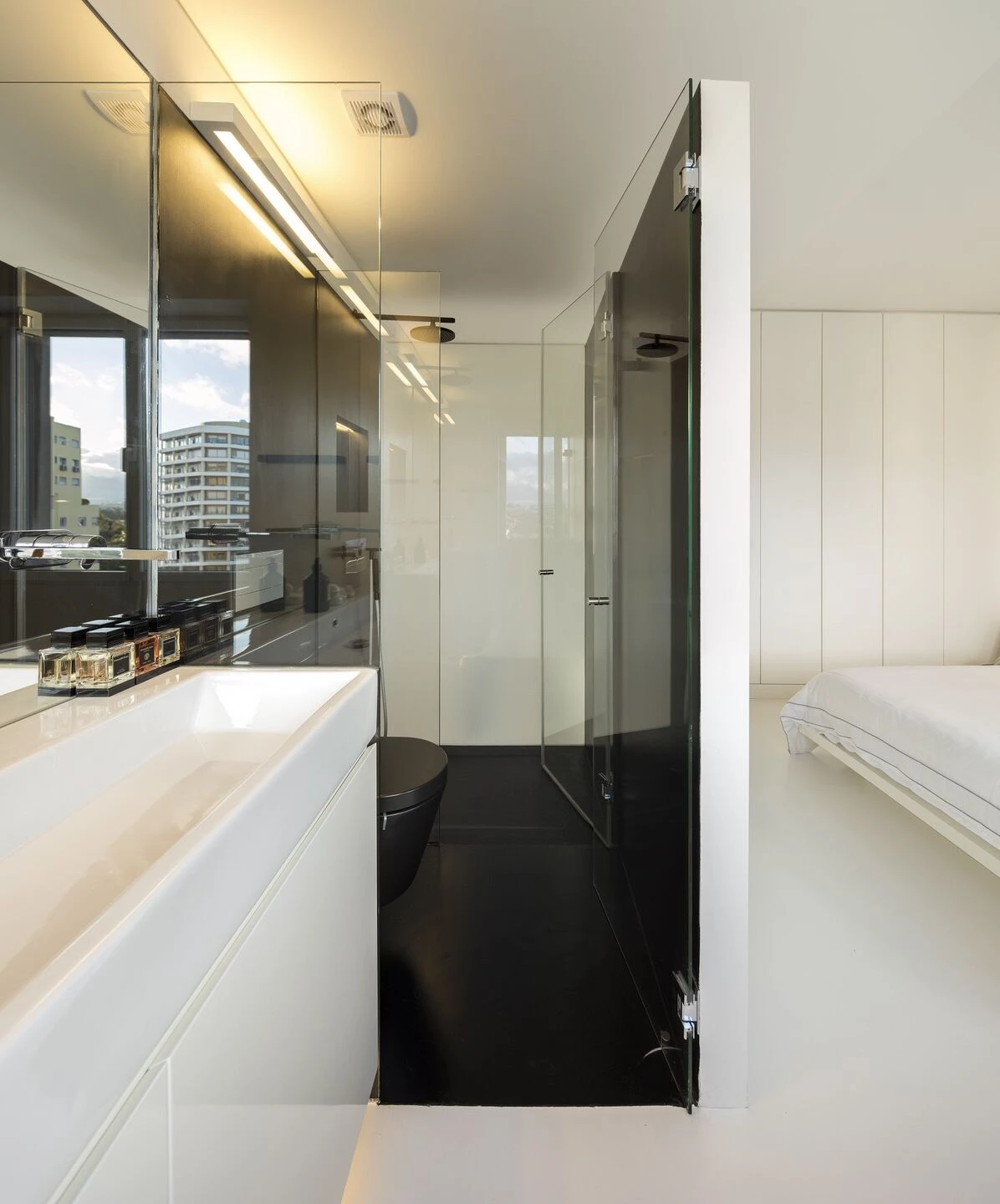 里斯本顶层公寓,白色简约风营造明亮空间-32