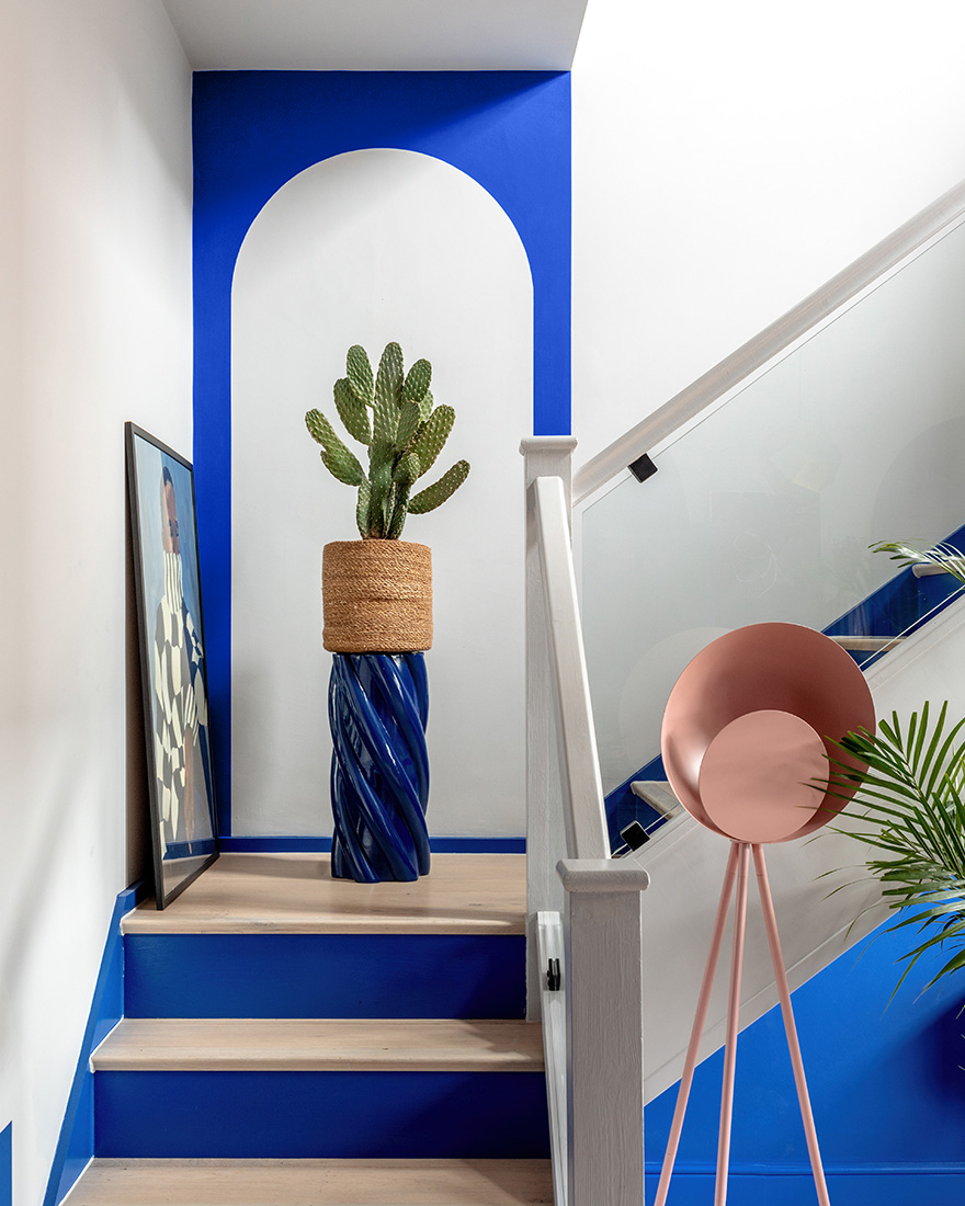 Цвет в интерьере: красочный таунхаус в Восточном Лондоне-11