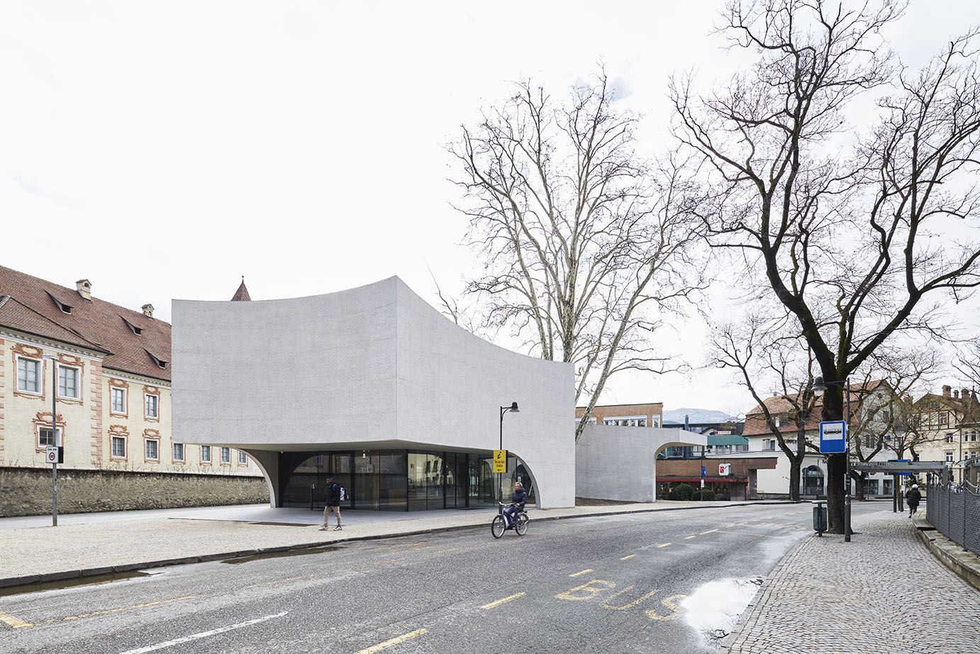 轻盈树抱办公楼-12