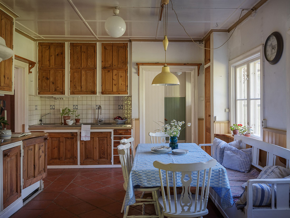 瑞典老村校改造的大型明亮别墅-33