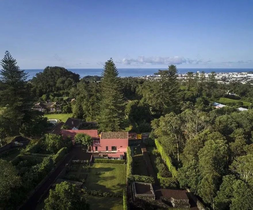 这栋20世纪的葡萄牙老建筑,被改造成了粉色的独栋私宅,美到窒息!-9