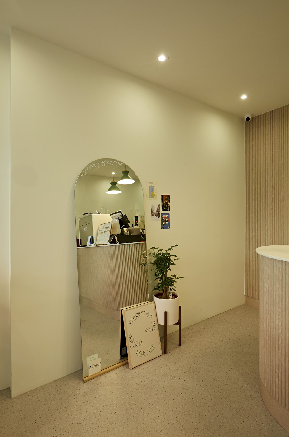 简约 13 坪咖啡厅，白色与原木打造温馨空间-10