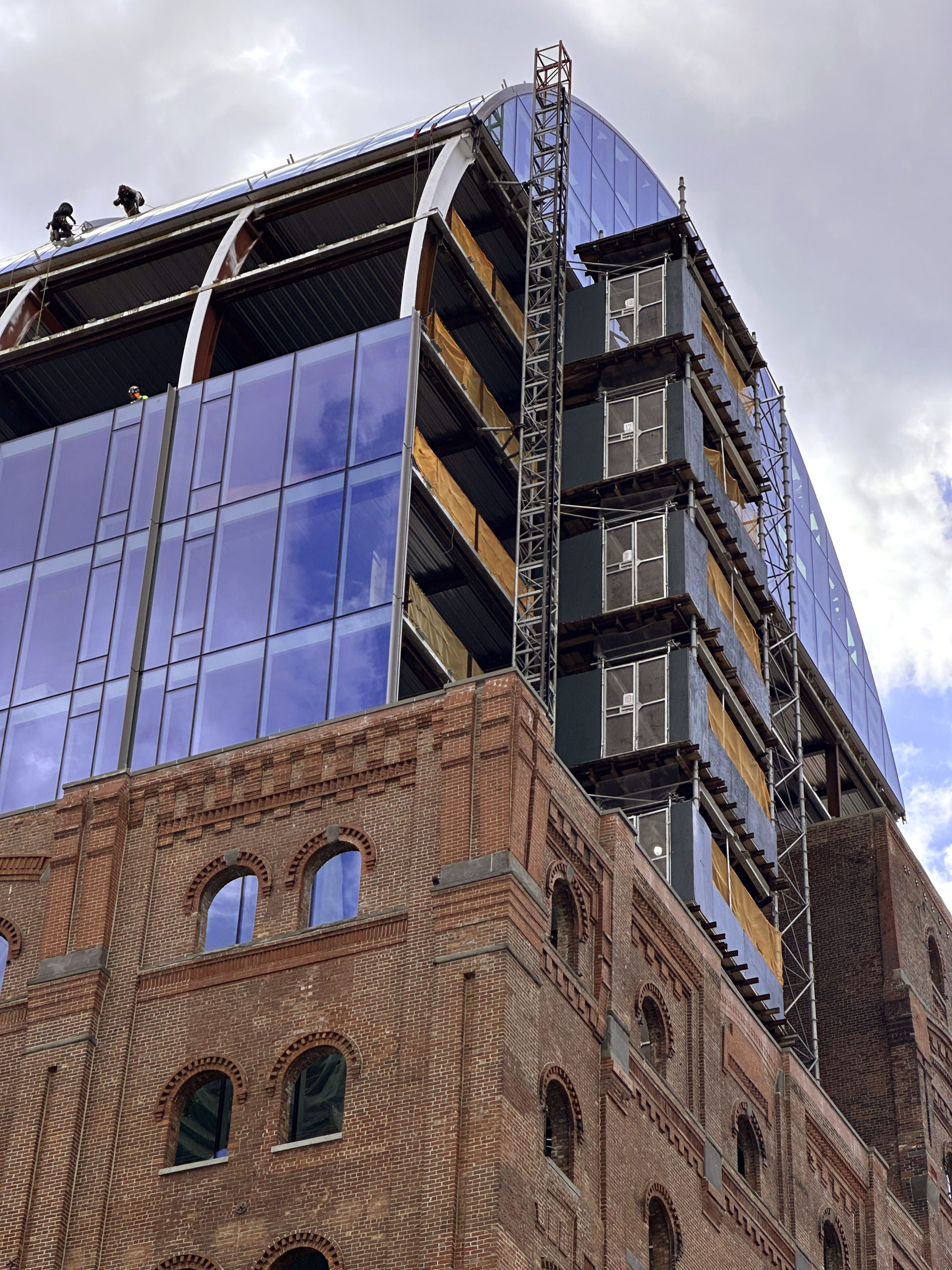 Glass Exterior Facade Progresses Atop The Refinery At 292 Kent Avenue in Williamsburg, Brooklyn - New York YIMBY-17