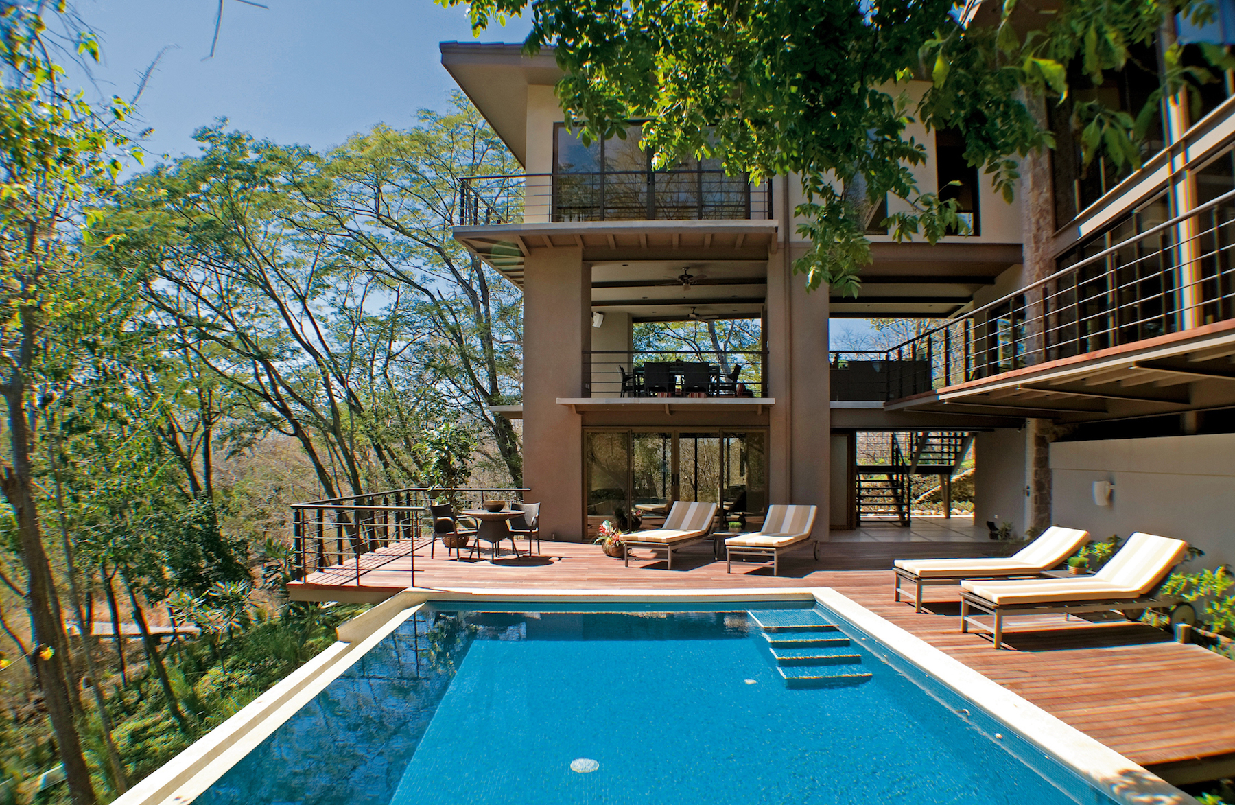 哥斯达黎加自然风光中的现代树屋-10