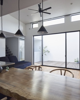 外に閉じて内に開く家／茨木市丨日本大阪丨KADeL心斎橋店 秋山