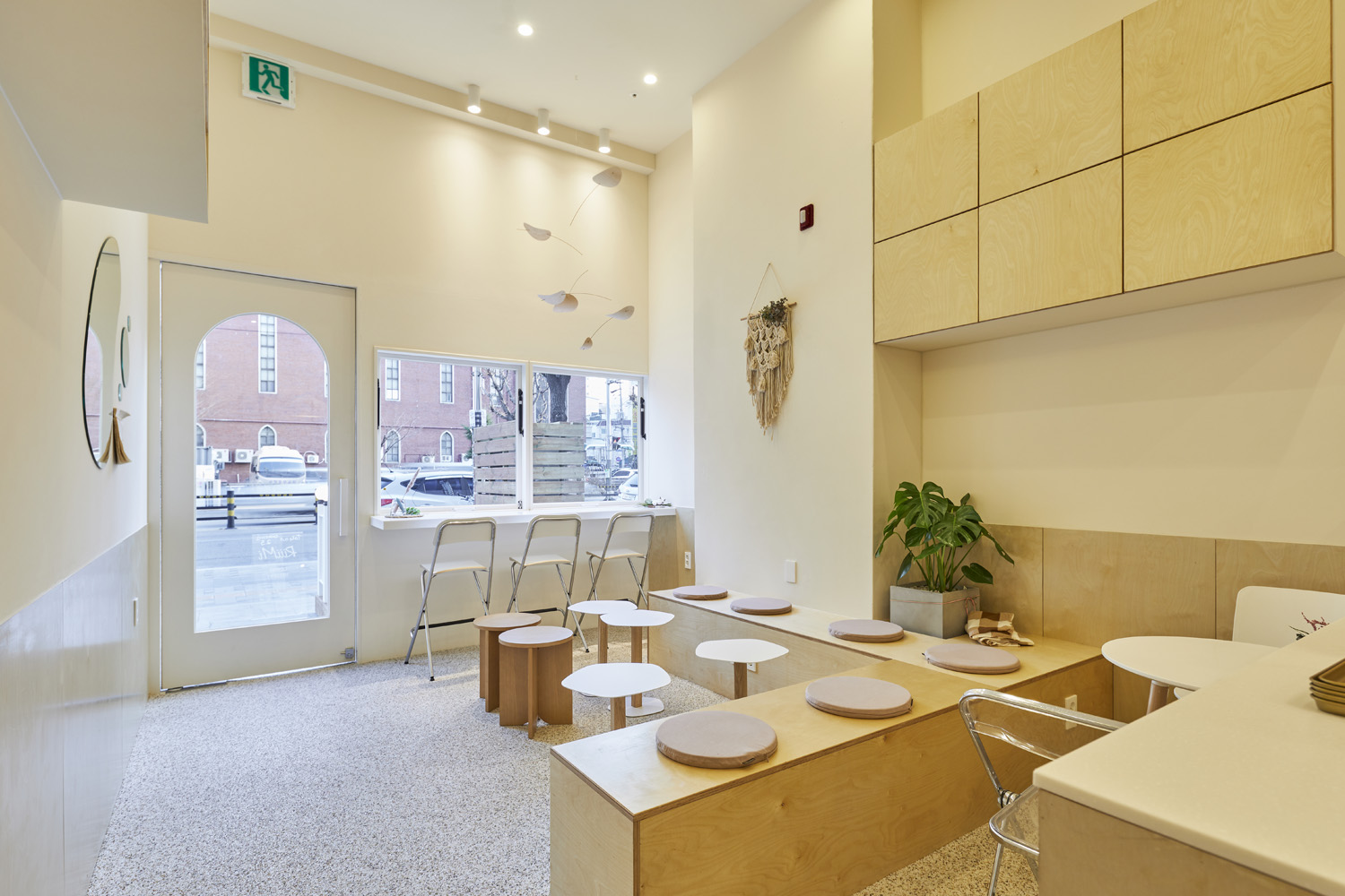 白色与木纹的极简设计 | 10 平米咖啡厅-4