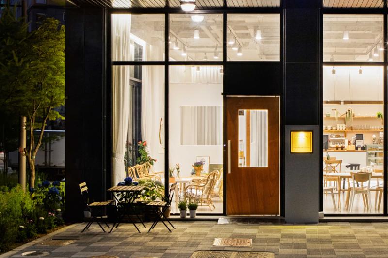 极简 25 坪咖啡厅，打造温馨 white tone 空间-16