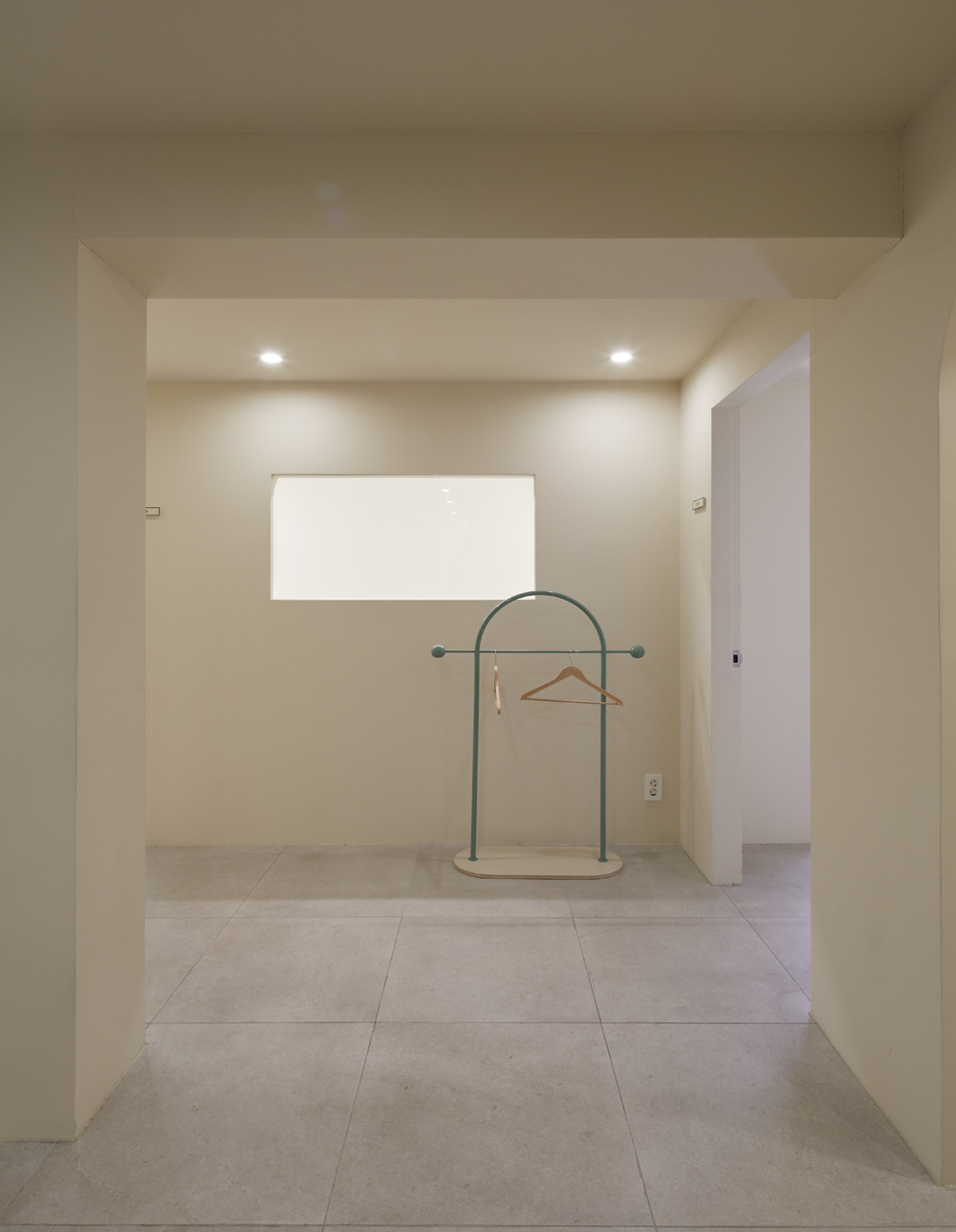 现代简约 16 平米美妆店设计-12