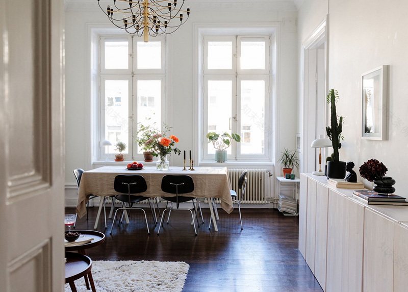 瑞典家庭公寓的明亮色彩与创意分区设计-11