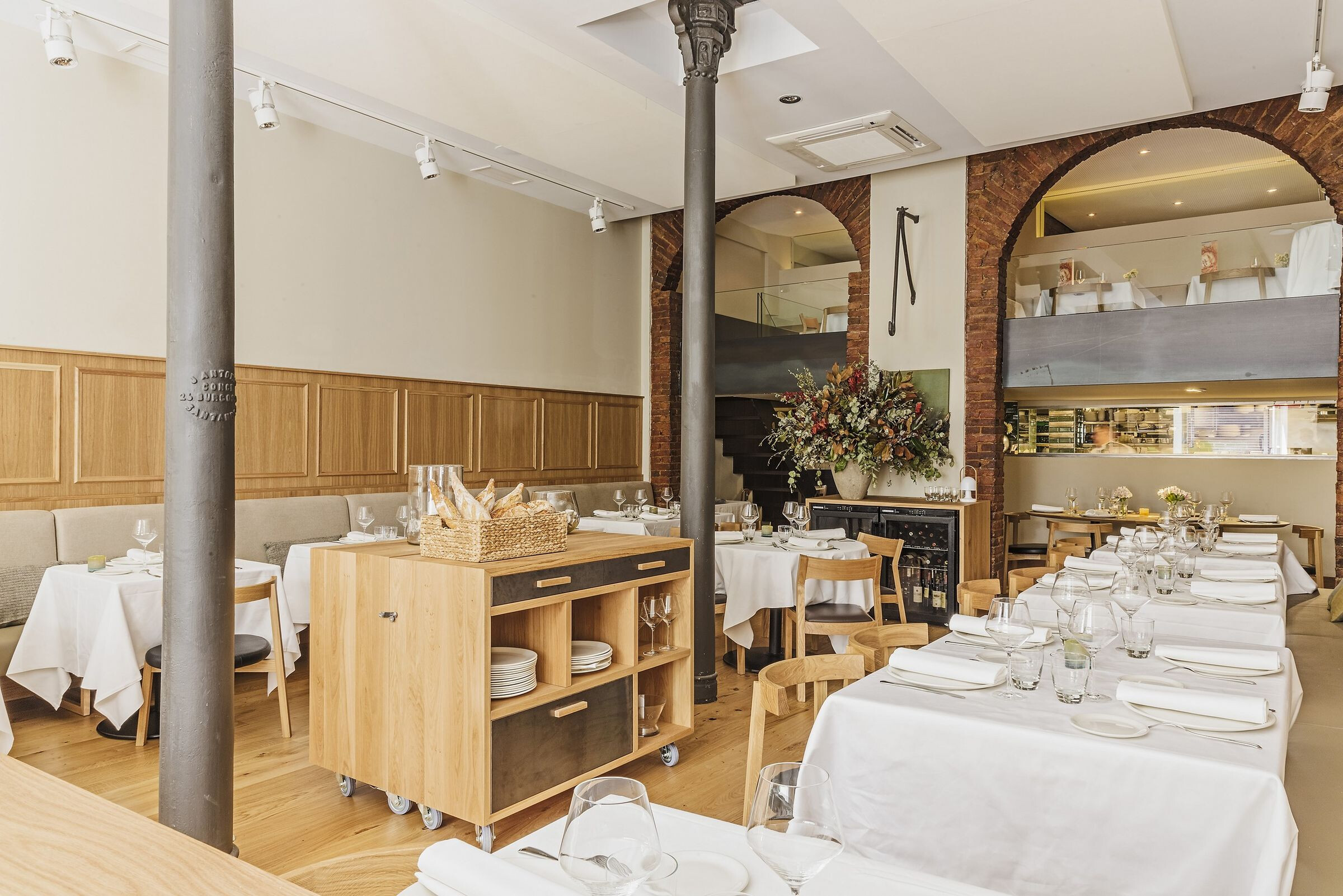 重塑历史印记，打造优雅餐饮空间-17