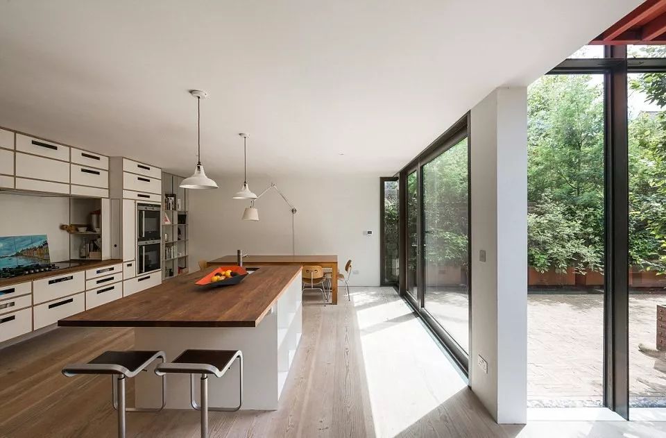 买不起“学区房”，他带2个女儿住进破马厩，花4年爆改，市价3300万!-102