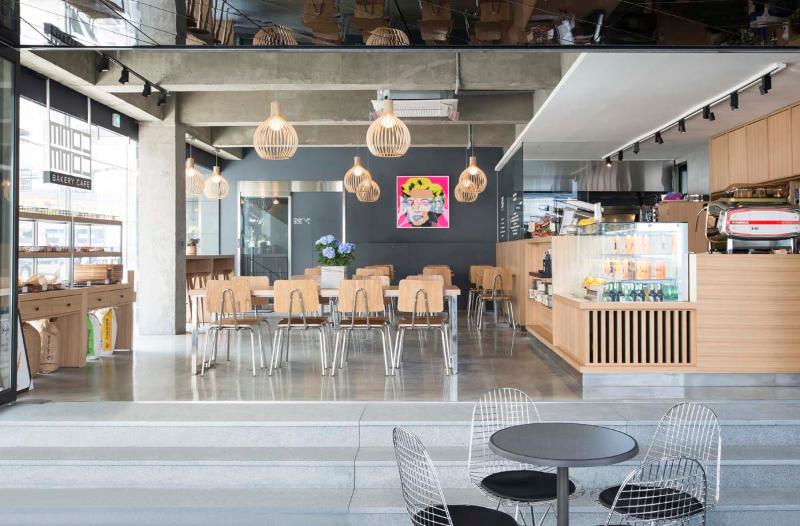 现代简约风咖啡厅，温馨木质空间打造城市休憩地-3