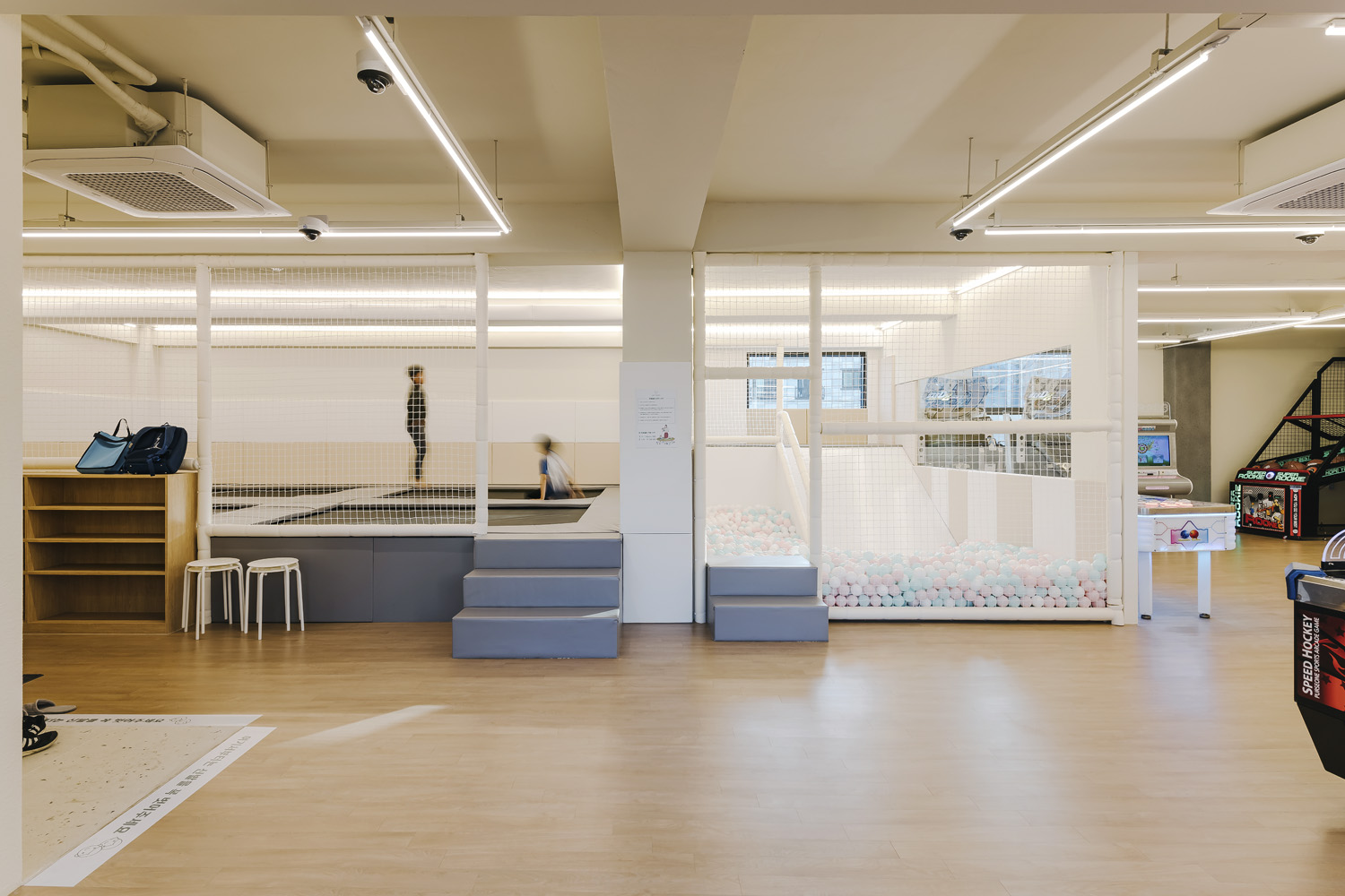 90 平米白色&木纹现代咖啡厅设计-18