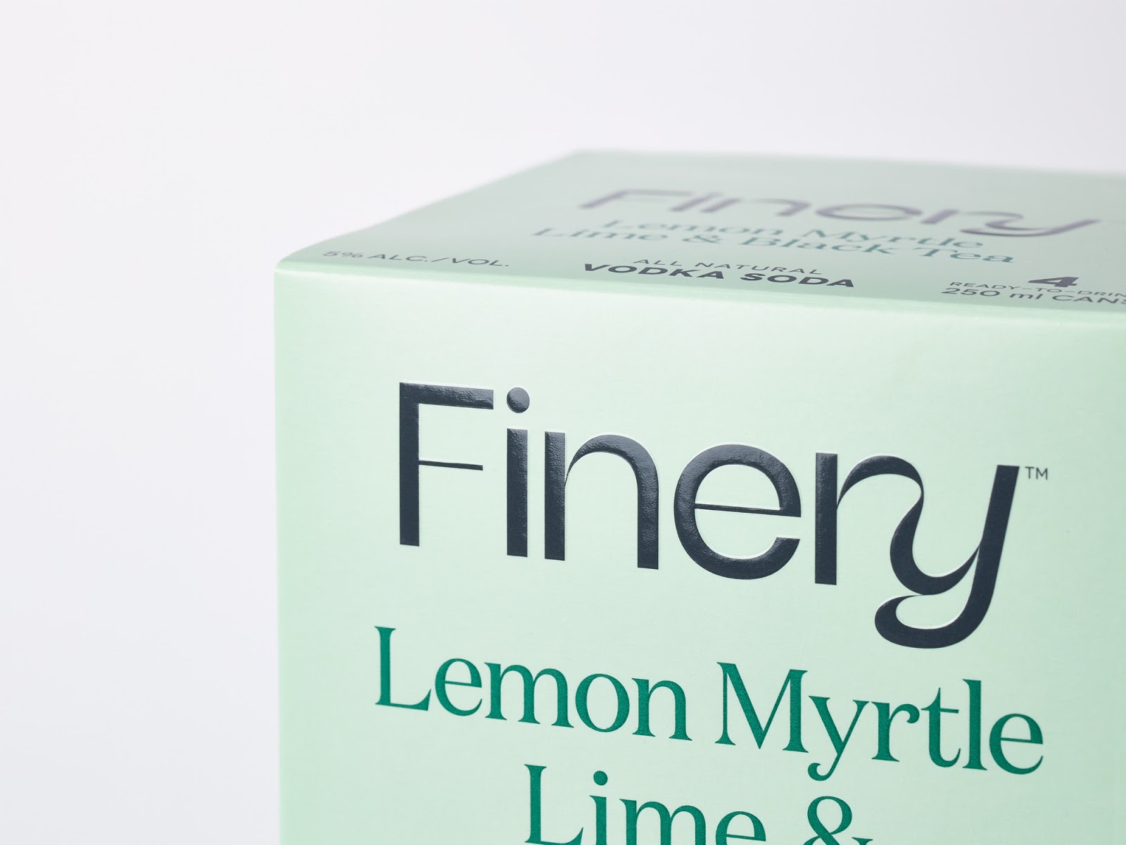 颠覆传统,时尚清新的预调鸡尾酒包装设计-15