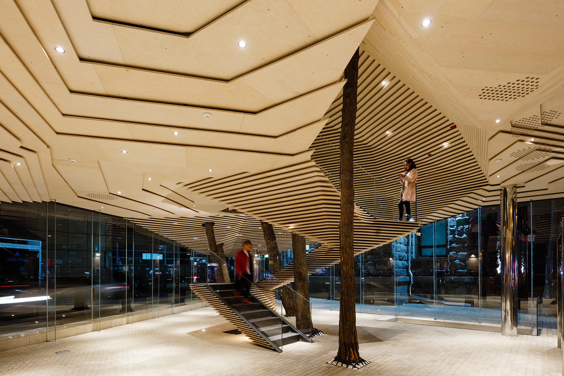 悬浮绿意,模糊边界——Khmaladze 建筑事务所打造零售餐厅空间-20