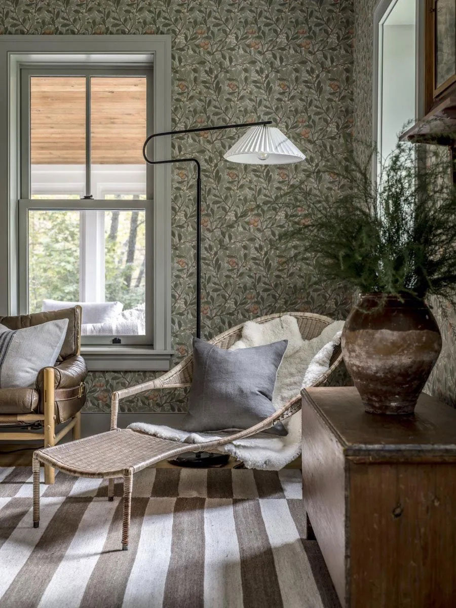 温馨农场住宅，花卉墙纸与复古家具的完美融合-7