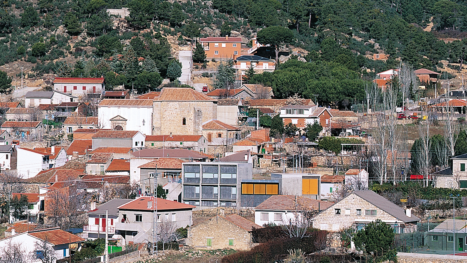 Valdemaqueda 市政厅 | 混凝土结构与环境的和谐共生-0