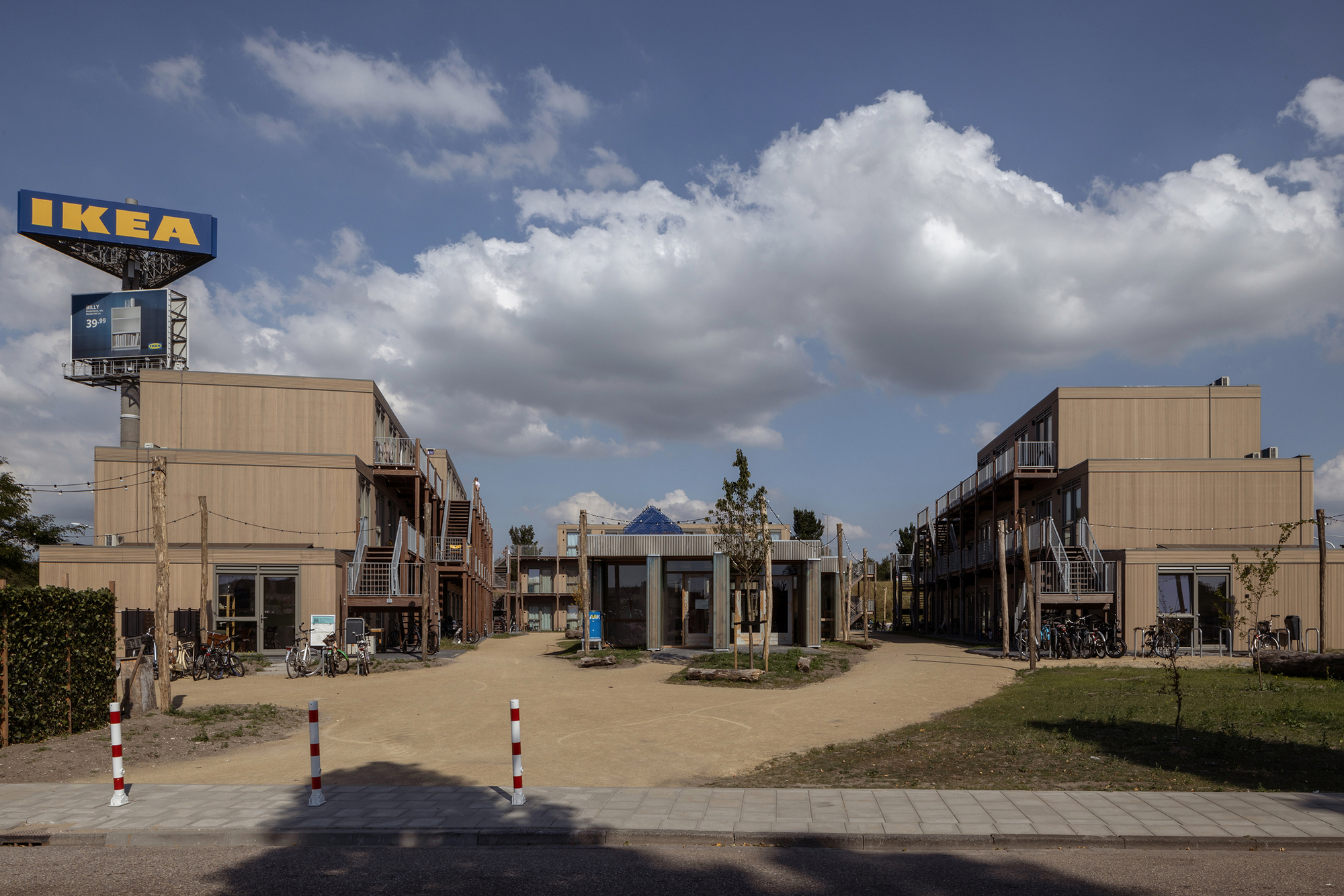 Circular Living Room and Temporary Housing / VLOT architecten-38