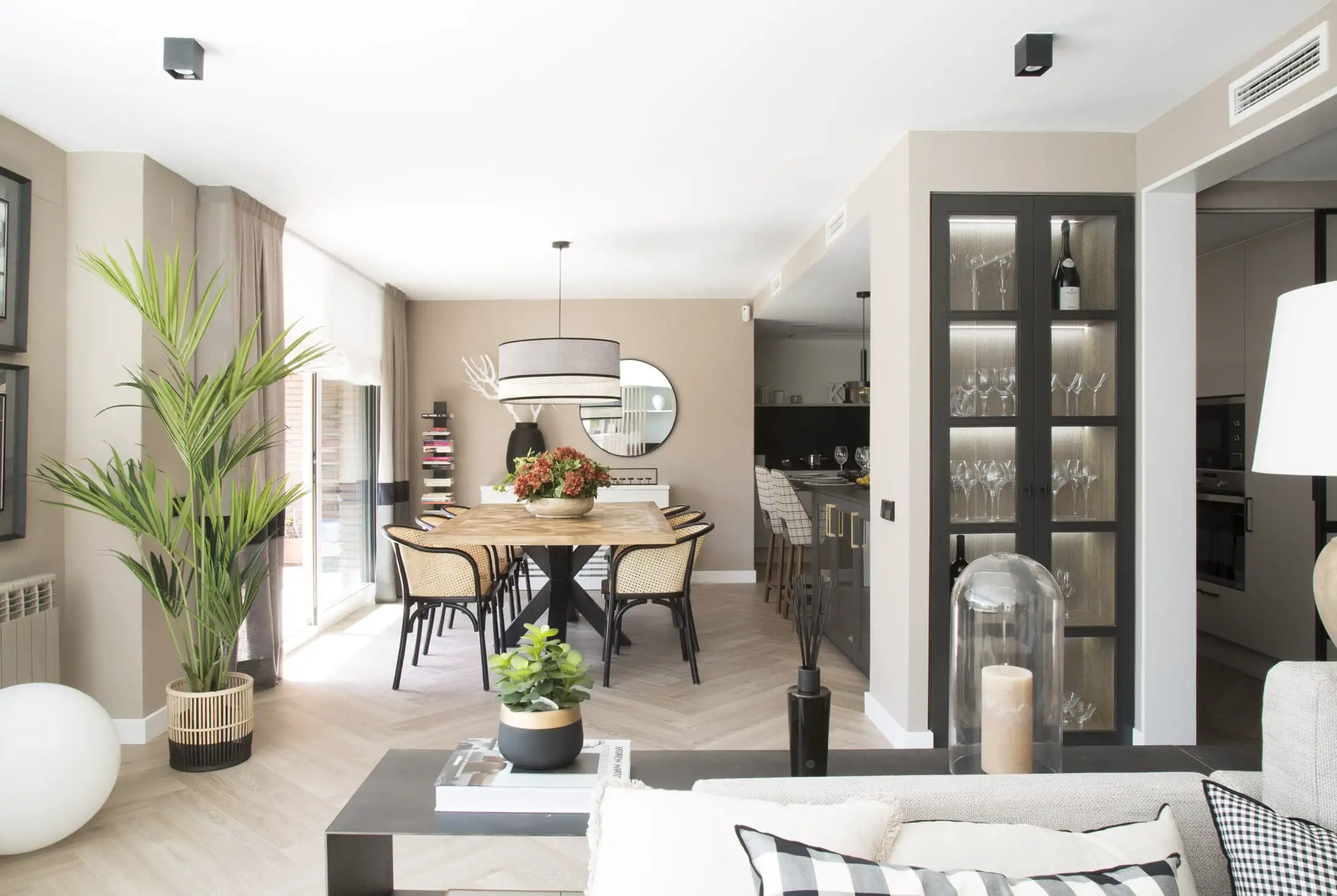 黑沙风格装点巴塞罗那家庭公寓-6