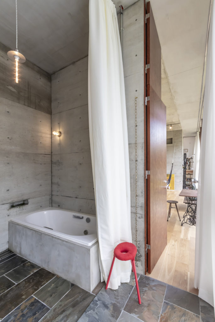 丘の途中に立つ家開放的で庭の一部のようなコンクリート造の空間に住む | Architecture | 100%LiFE-14