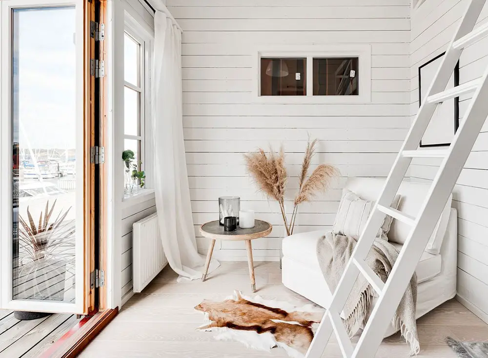 海边 15m²迷你小屋，纯白 Scandi 风设计惊艳-2