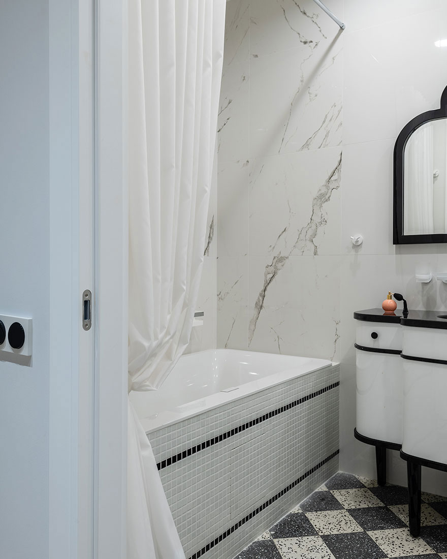 莫斯科现代经典公寓，大胆花墙纸成亮点-17