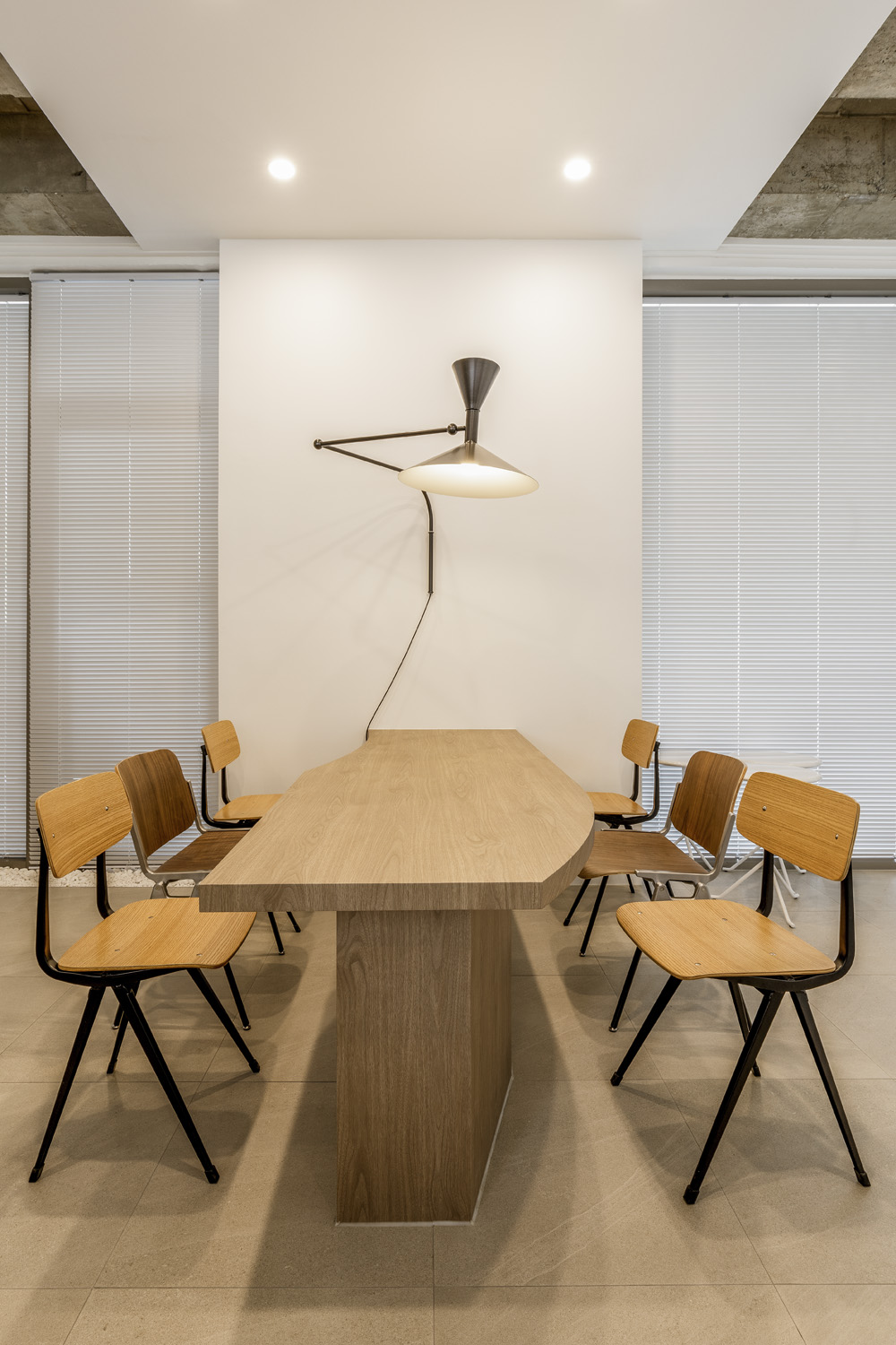 白色木纹，极简 20 平米咖啡厅设计-12