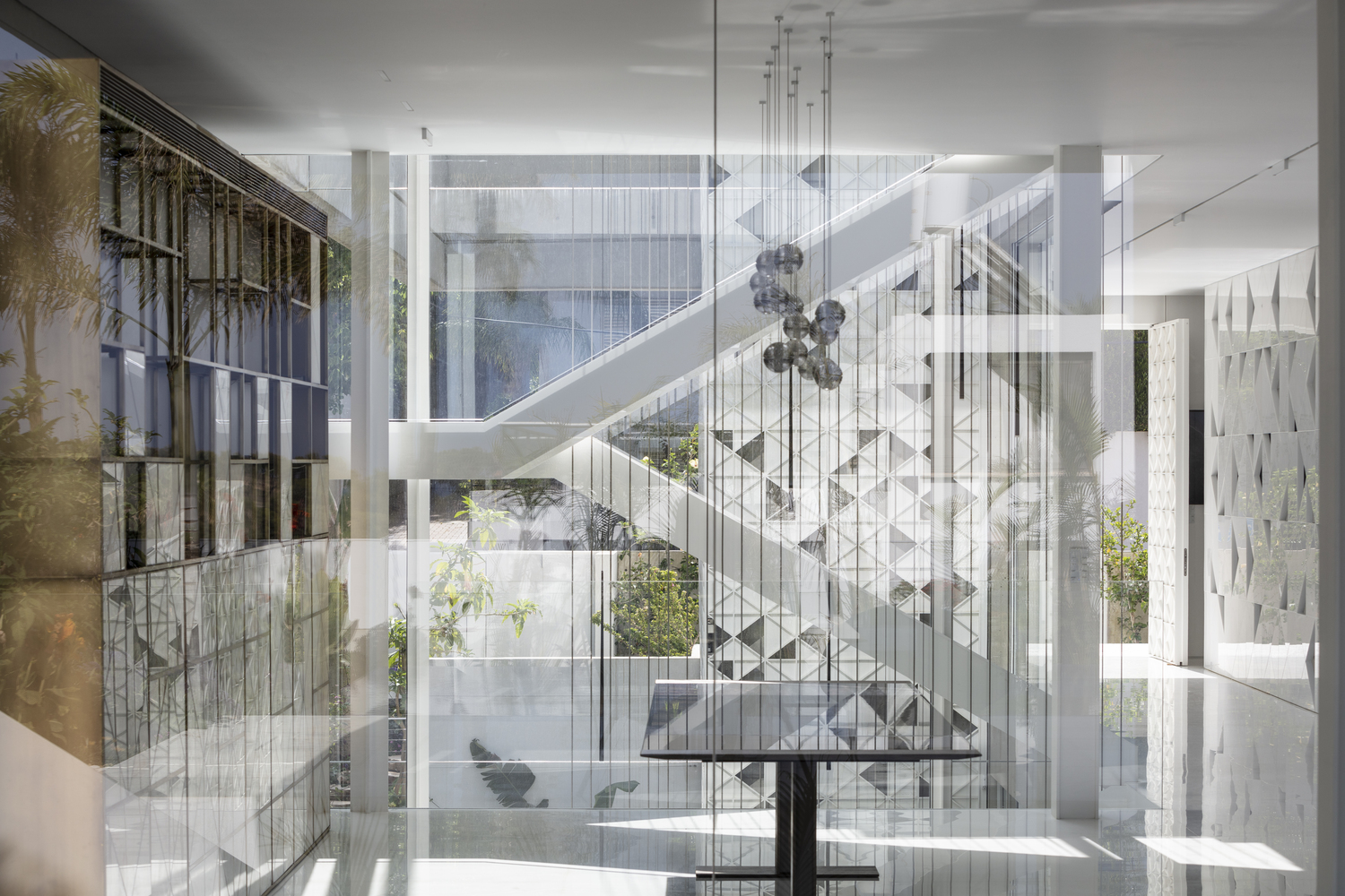 以色列城市中的白色铝制“盒子”-39