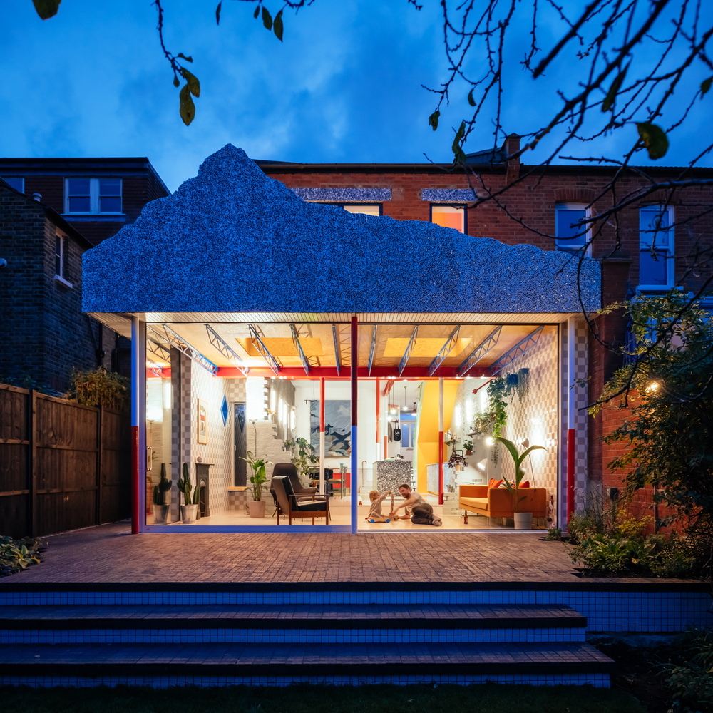 色彩斑斓的“山景房” · 英国伦敦的现代家庭住宅设计丨CAN-28