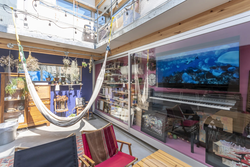 漫画の世界にも通ずる住空間リビングが外にあって、直接空を望める家で暮らす | Outdoor | 100%LiFE-16