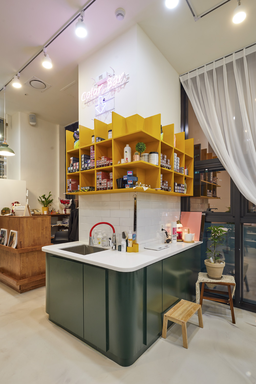 简约时尚的 24 平米美妆店设计-11