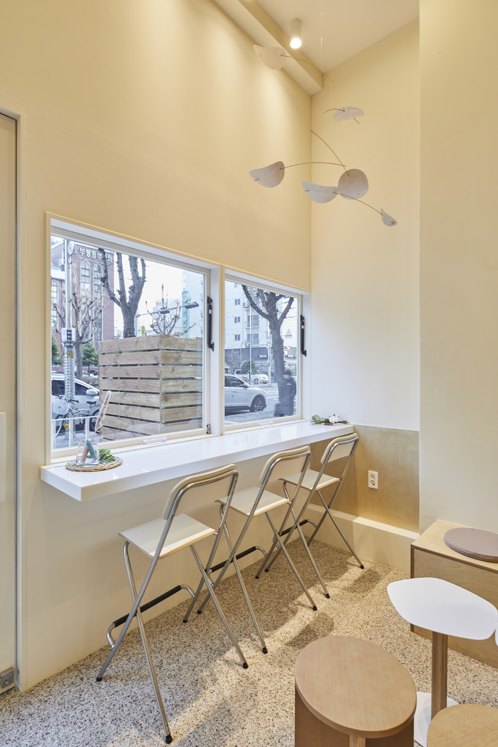 白色与木纹的极简设计 | 10 平米咖啡厅-14