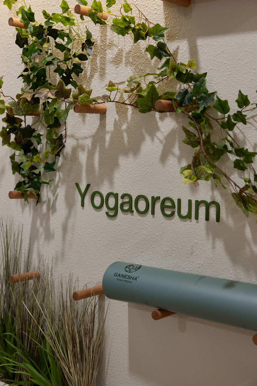 高级白色与木质，30 平米瑜伽中心的精致设计-21