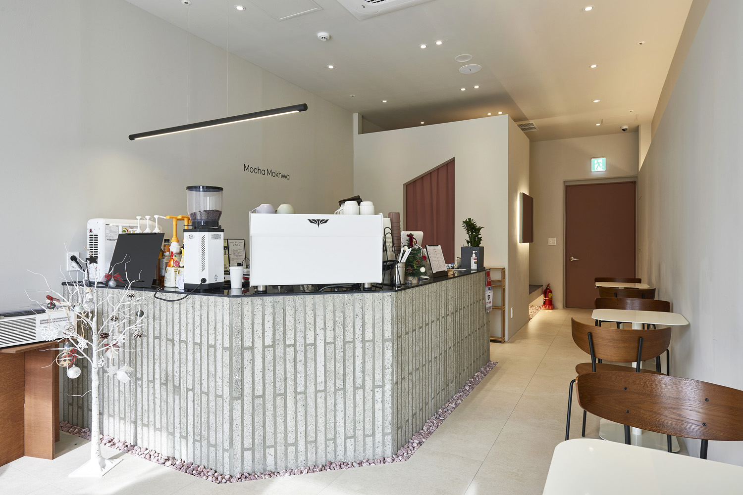 白色极简设计的 12 平小户型咖啡厅-4