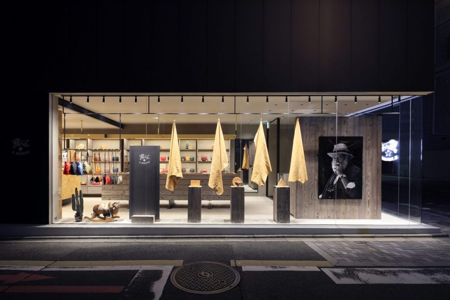 野牛京都三条店
注:IL BISONTE一般是品牌名,音译为野牛 ;KYOTO是京都;SANJO在日本地名里常指三条,这里推测是该品牌位于京都三条的门店相关表述 丨日本京都丨辻村久信氏-4