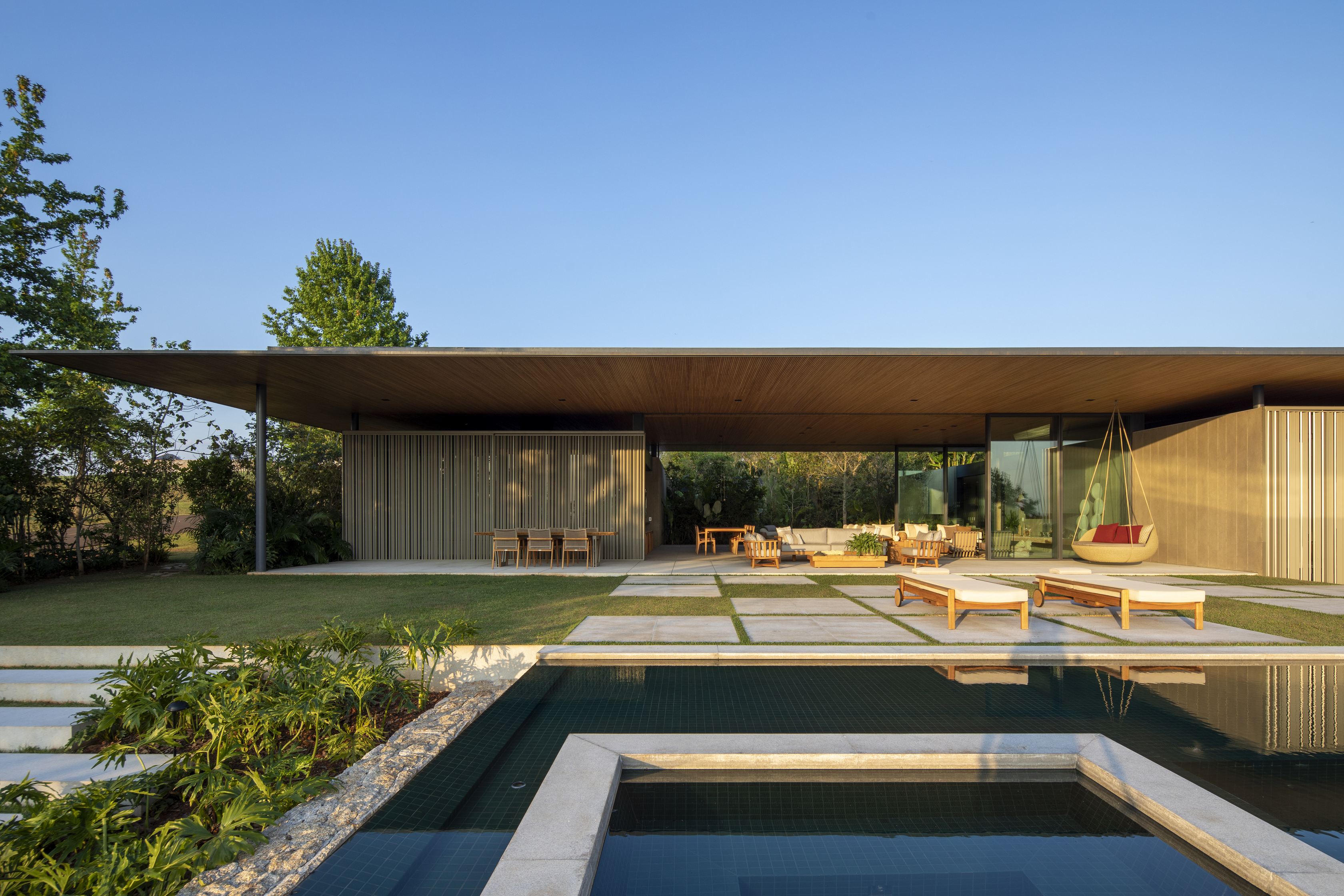 多重上市服务房源（的房屋）

注：MLS是Multiple Listing Service的缩写，即多重上市服务，是一种房地产行业的房源共享系统所以MLS House指纳入该系统里挂牌待售的房屋   丨Cape VerdePaul-32