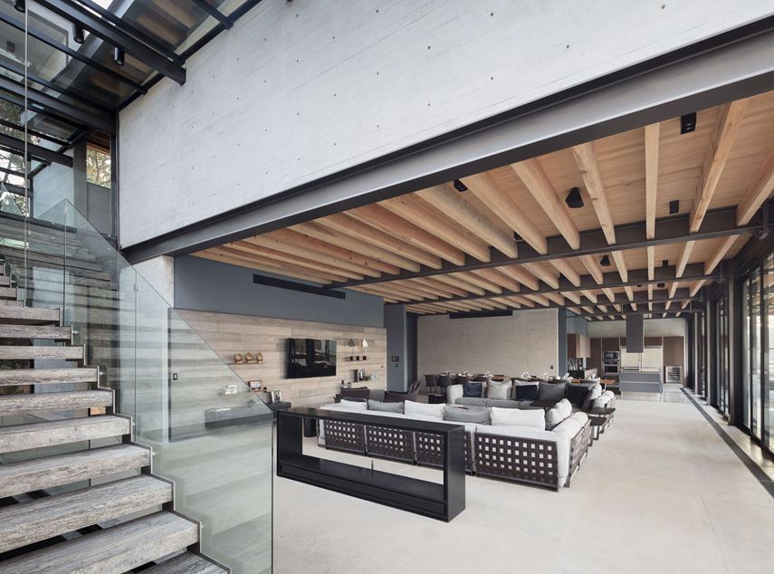 Spectacular House with Wide Open Spaces-12