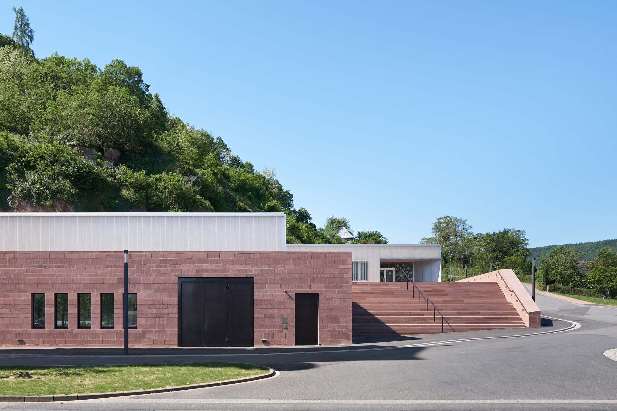 红砂石之城的博物馆、档案室与青年中心-9