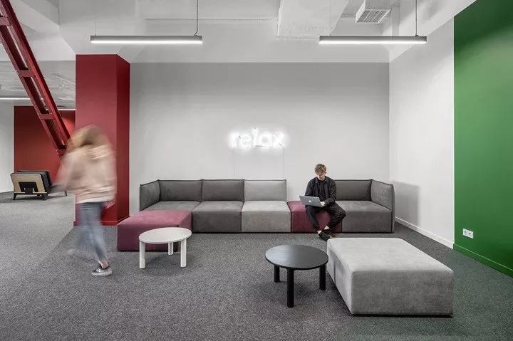 乌克兰 AmoMedia 办公室 | 工业风与活力的红绿碰撞-10