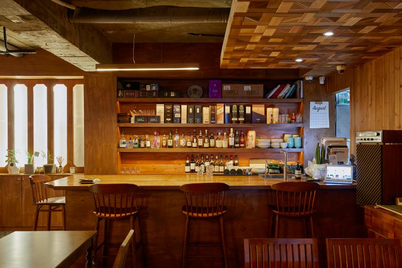 30 平米美食小店，木质元素营造温馨复古风-5