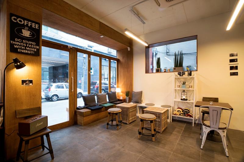 极简纯白木质风，12 平米小咖啡馆设计-3